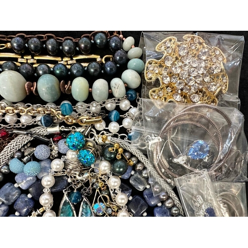 429 - Box of Quality Costume Jewellery, including pearls, beads, pendants, earrings, cufflinks,  bracelets... 