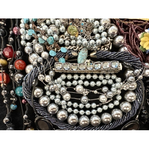 431 - Collection of Quality Costume Jewellery, comprising beads, pearls, chains, pendants, rings, earrings... 