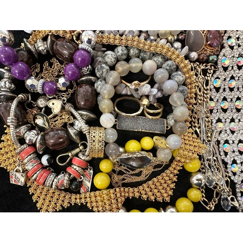 432 - Collection of Quality Costume Jewellery, comprising beads, pearls, chains, pendants, rings, earrings... 