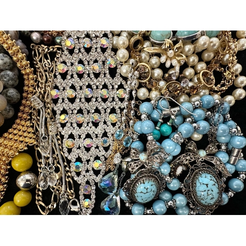 432 - Collection of Quality Costume Jewellery, comprising beads, pearls, chains, pendants, rings, earrings... 