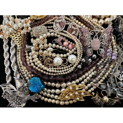 434 - Collection of Quality Costume Jewellery, comprising beads, pearls, chains, pendants, rings, earrings... 