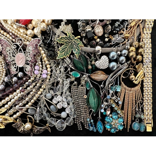 434 - Collection of Quality Costume Jewellery, comprising beads, pearls, chains, pendants, rings, earrings... 