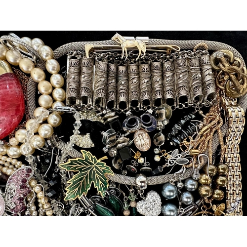 434 - Collection of Quality Costume Jewellery, comprising beads, pearls, chains, pendants, rings, earrings... 