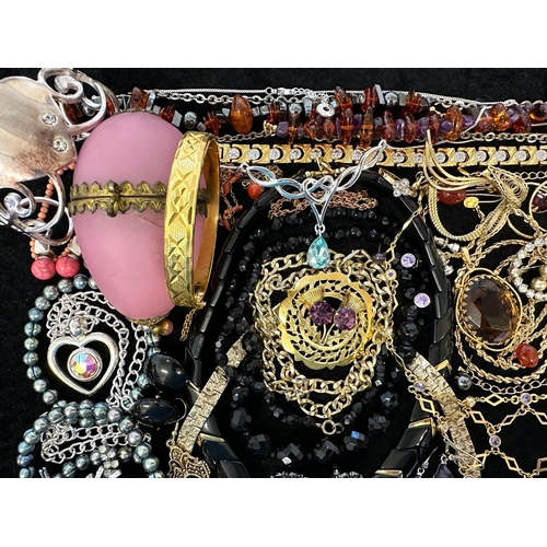 435 - Collection of Quality Costume Jewellery, comprising beads, pearls, chains, pendants, rings, earrings... 