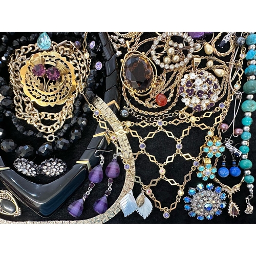 435 - Collection of Quality Costume Jewellery, comprising beads, pearls, chains, pendants, rings, earrings... 