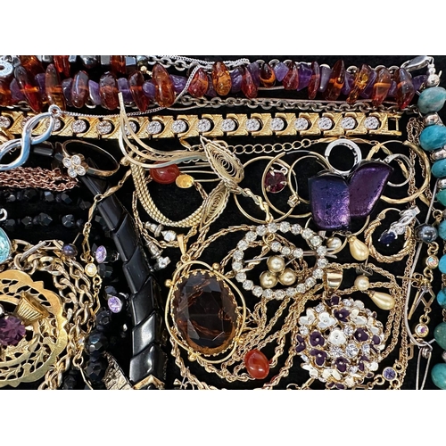 435 - Collection of Quality Costume Jewellery, comprising beads, pearls, chains, pendants, rings, earrings... 