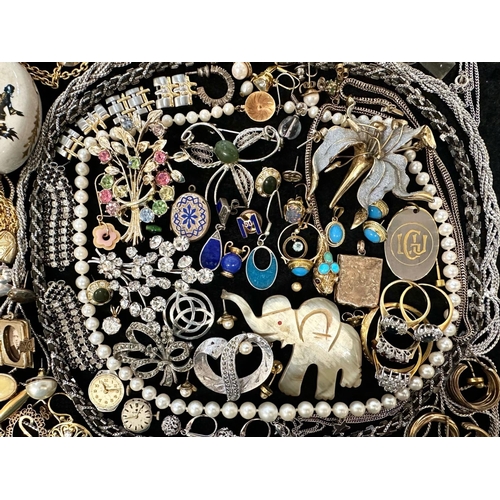 436 - Collection of Quality Costume Jewellery, comprising beads, pearls, chains, pendants, rings, earrings... 