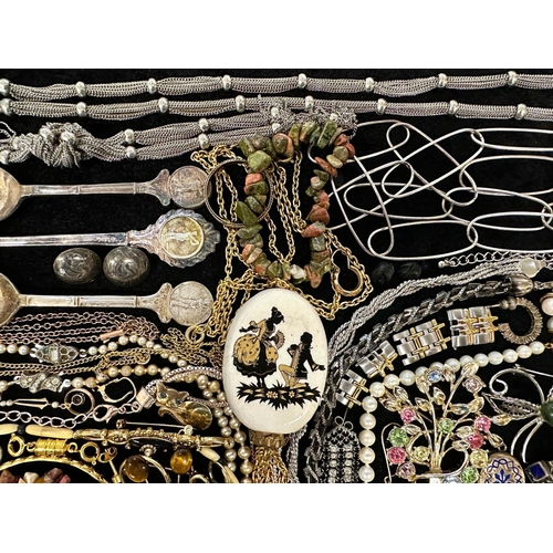 436 - Collection of Quality Costume Jewellery, comprising beads, pearls, chains, pendants, rings, earrings... 