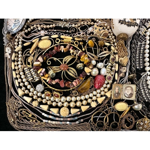 436 - Collection of Quality Costume Jewellery, comprising beads, pearls, chains, pendants, rings, earrings... 