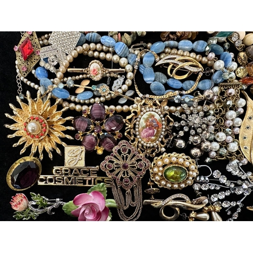 437 - Collection of Quality Costume Jewellery, comprising beads, pearls, chains, pendants, rings, earrings... 