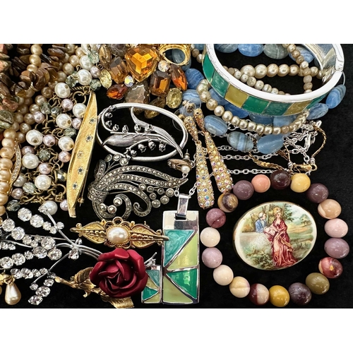 437 - Collection of Quality Costume Jewellery, comprising beads, pearls, chains, pendants, rings, earrings... 