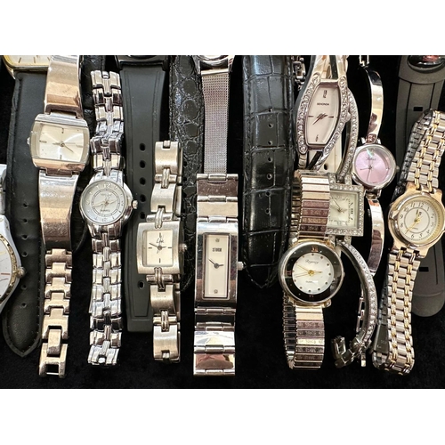 462 - Collection of Ladies & Gent's Wristwatches, leather and bracelet straps, various makes, all working ... 