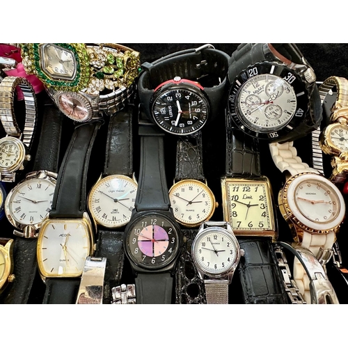 462 - Collection of Ladies & Gent's Wristwatches, leather and bracelet straps, various makes, all working ... 