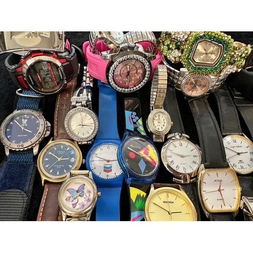 462 - Collection of Ladies & Gent's Wristwatches, leather and bracelet straps, various makes, all working ... 