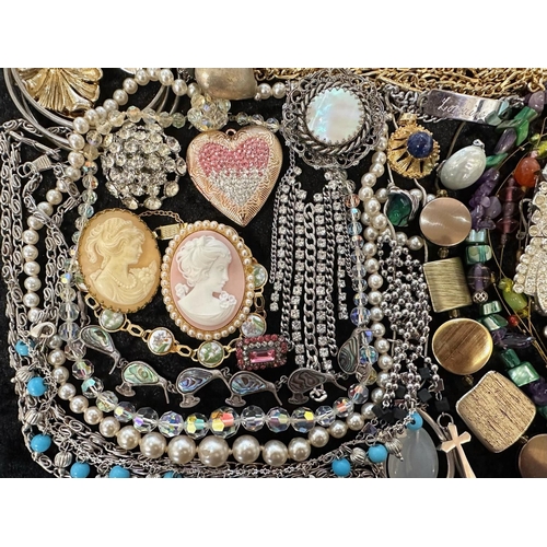 471 - A Collection of Assorted Vintage Costume Jewellery to include cameos, brooches, necklaces, earrings ... 