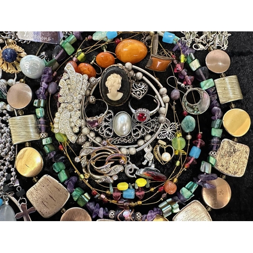 471 - A Collection of Assorted Vintage Costume Jewellery to include cameos, brooches, necklaces, earrings ... 