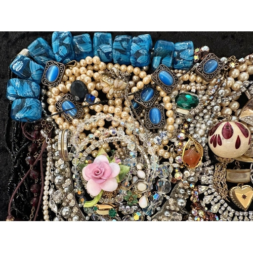 472 - A Collection of Assorted Vintage Costume Jewellery to include pearls, brooches, necklaces, earrings ... 