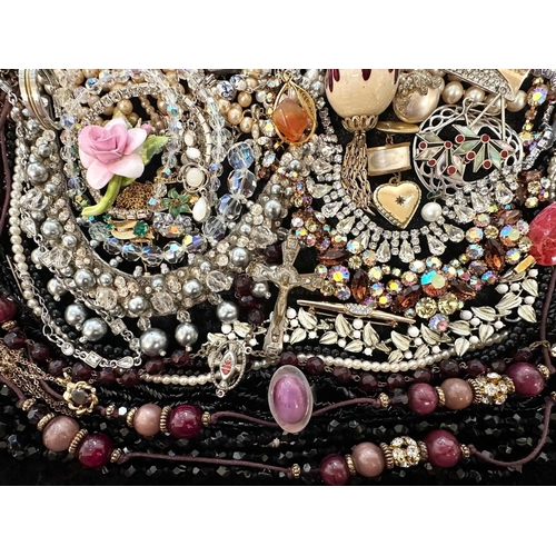 472 - A Collection of Assorted Vintage Costume Jewellery to include pearls, brooches, necklaces, earrings ... 