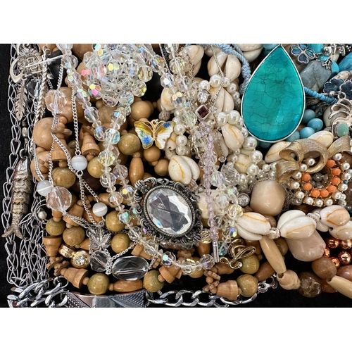 477 - A Collection of Assorted Vintage Costume Jewellery to include pearls, brooches, necklaces, earrings ... 