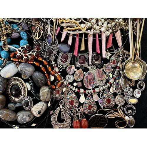 485 - Collection of Quality Costume Jewellery, comprising a quantity of various chains, pendants, earrings... 