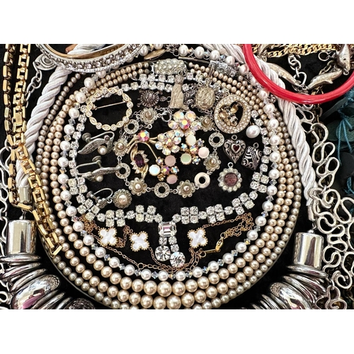 486 - A Collection of Assorted Vintage Costume Jewellery to include beads, brooches, necklaces, earrings e... 