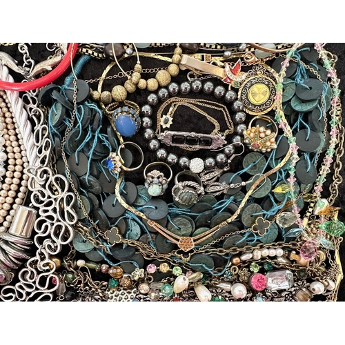 486 - A Collection of Assorted Vintage Costume Jewellery to include beads, brooches, necklaces, earrings e... 