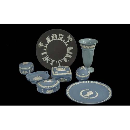 645 - Wedgwood - Small Collection of Wedgwood, comprising Blue Jasper vase, four trinket pots, a pin dish,... 