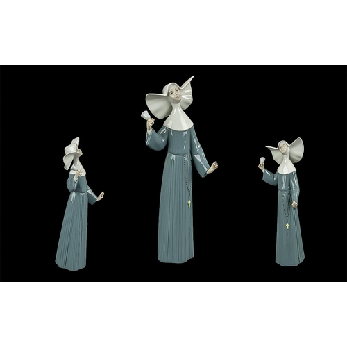 652 - Rare Lladro Figure 'Call to Prayer', No. 05551.  1989 retired 1993.  Blue colour, measures 10.5'' ta... 