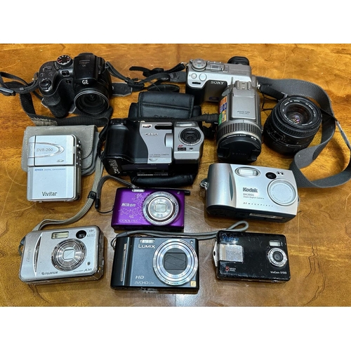 1171 - Collection of Cameras, including Kodak, Sony, Vivitar, Casio, Vivicam, Nikon Coolpix, Finepix, etc.