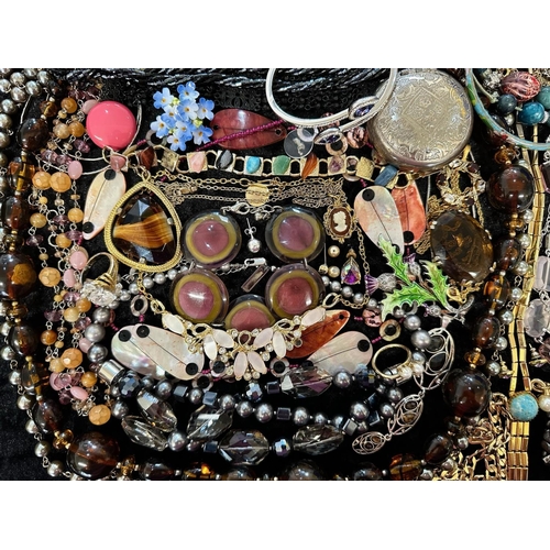 476 - A Collection of Assorted Vintage Costume Jewellery to include pearls, brooches, necklaces, earrings ... 