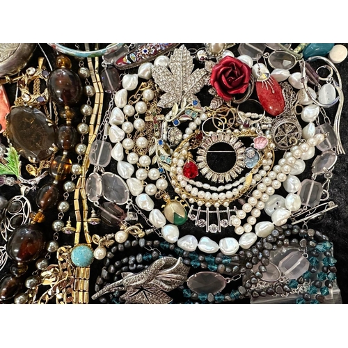 476 - A Collection of Assorted Vintage Costume Jewellery to include pearls, brooches, necklaces, earrings ... 