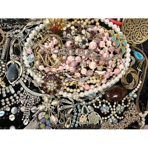 482 - A Collection of Assorted Vintage Costume Jewellery to include beads, brooches, necklaces, earrings e... 