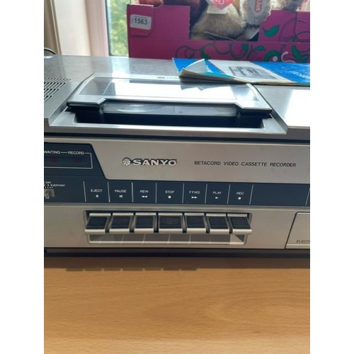 1574 - Sanyo Video Player, Betamax.