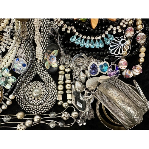 391 - Box of Quality Vintage Costume Jewellery, including beads, pearls, stone and crystal set necklaces, ... 