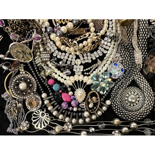 391 - Box of Quality Vintage Costume Jewellery, including beads, pearls, stone and crystal set necklaces, ... 