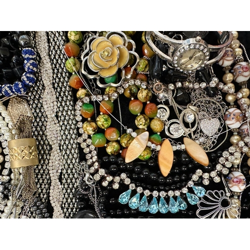 391 - Box of Quality Vintage Costume Jewellery, including beads, pearls, stone and crystal set necklaces, ... 