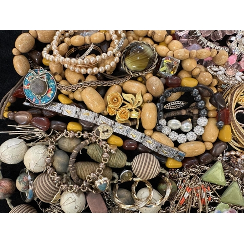 411 - Collection of Quality Costume Jewellery, comprising beads, pearls, chains, pendants, rings, earrings... 