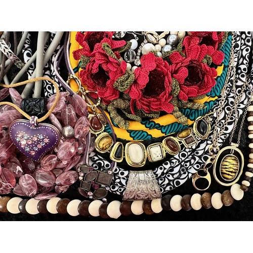 412 - Collection of Quality Costume Jewellery, comprising beads, pearls, chains, pendants, rings, earrings... 