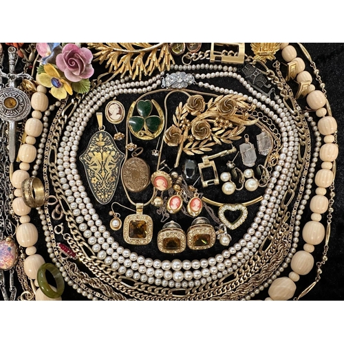 416 - Collection of Quality Costume Jewellery, comprising pearls, chains, brooches, pendants, crystal, etc... 