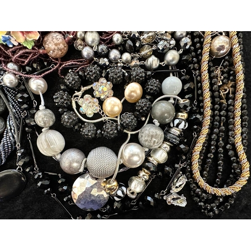 431 - Collection of Quality Costume Jewellery, comprising beads, pearls, chains, pendants, rings, earrings... 