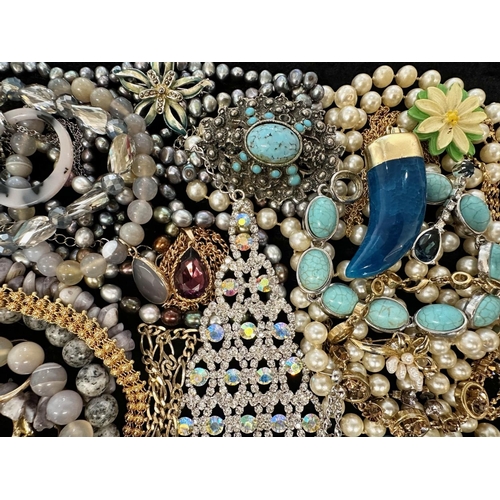 432 - Collection of Quality Costume Jewellery, comprising beads, pearls, chains, pendants, rings, earrings... 