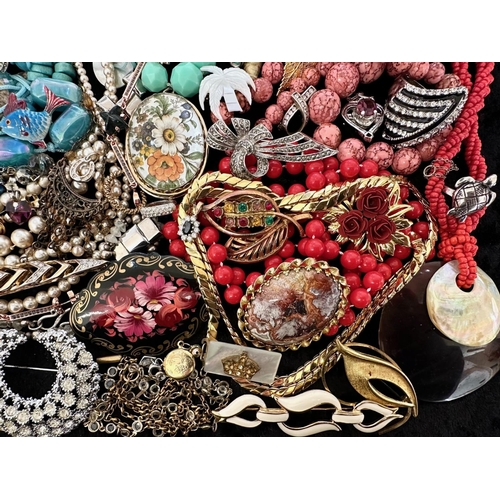 437 - Collection of Quality Costume Jewellery, comprising pearls, chains, brooches, pendants, crystal, etc... 