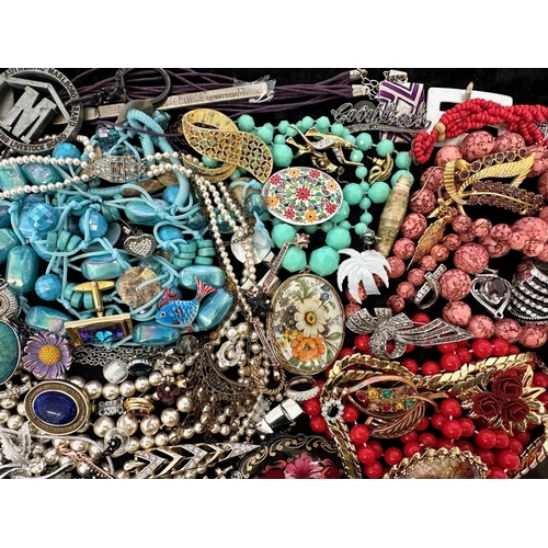 437 - Collection of Quality Costume Jewellery, comprising pearls, chains, brooches, pendants, crystal, etc... 