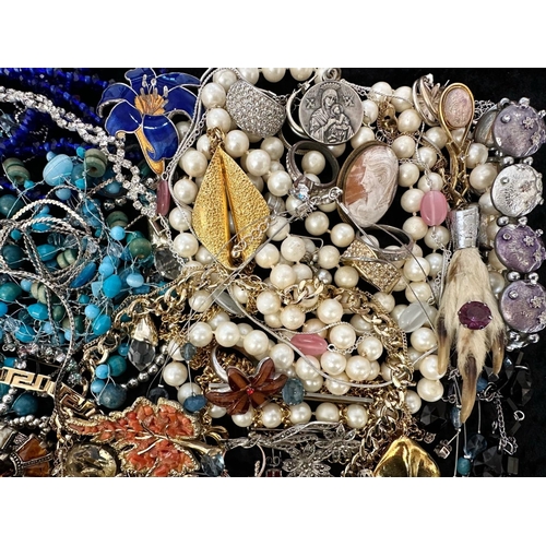 438 - Collection of Quality Costume Jewellery, comprising pearls, chains, brooches, pendants, crystal, etc... 