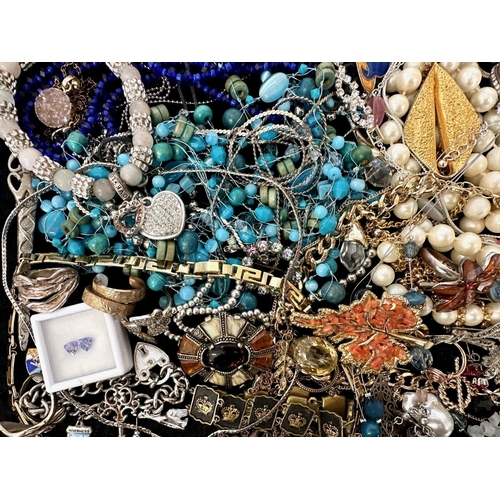 438 - Collection of Quality Costume Jewellery, comprising pearls, chains, brooches, pendants, crystal, etc... 