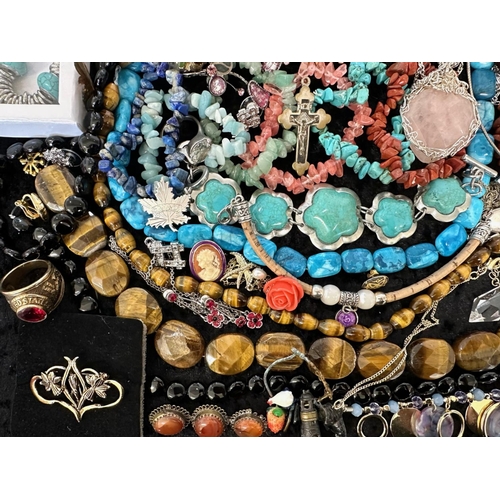 439 - Collection of Quality Costume Jewellery, comprising pearls, chains, brooches, pendants, crystal, etc... 