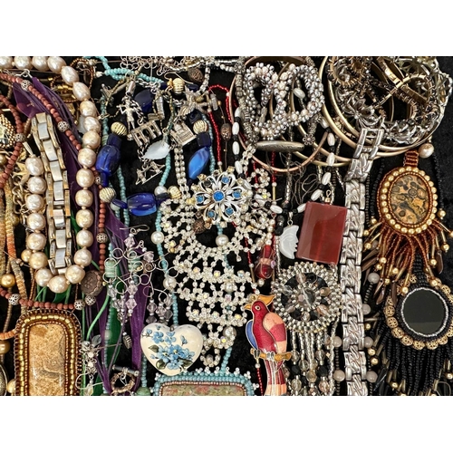 440 - Collection of Quality Costume Jewellery, comprising pearls, chains, brooches, pendants, crystal, etc... 