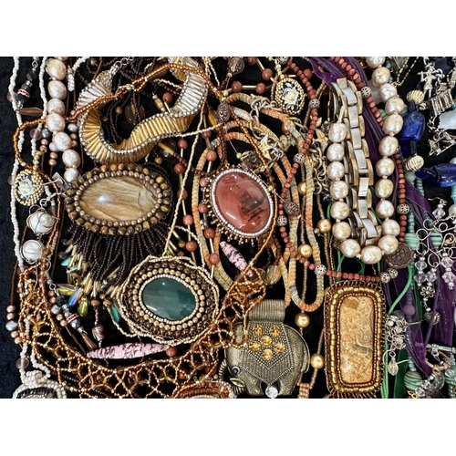 440 - Collection of Quality Costume Jewellery, comprising pearls, chains, brooches, pendants, crystal, etc... 