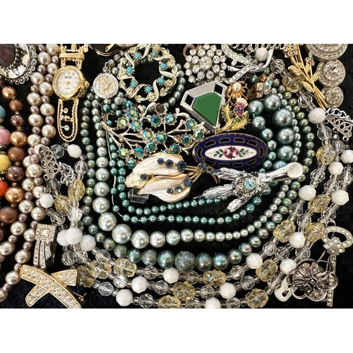 441 - Collection of Quality Costume Jewellery, comprising pearls, chains, brooches, pendants, crystal, etc... 