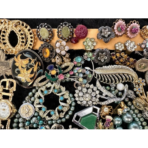 441 - Collection of Quality Costume Jewellery, comprising pearls, chains, brooches, pendants, crystal, etc... 